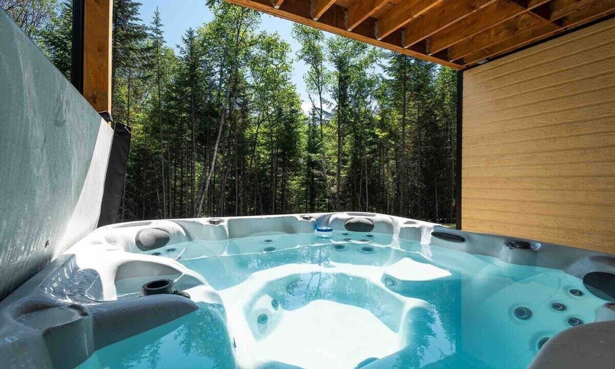 Les Eboulements Ski Chalet | Aspen 88: Hot Tub, 8km Trails & Forest Views
