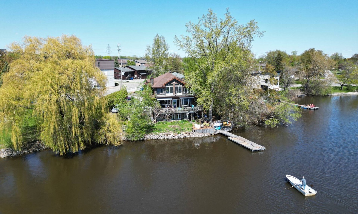 Pincourt House | Au bord de l'eau Chalet near Montreal 15 min Airport