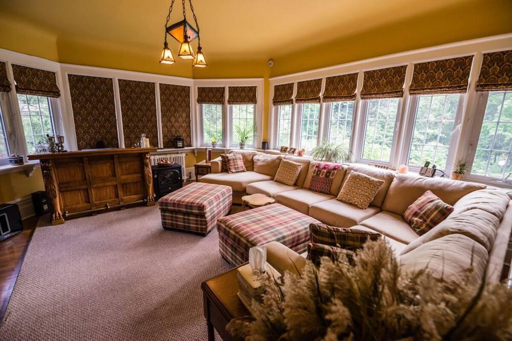 Stratford Bed & Breakfast | Avonview Manor- Experience Gracious Service with Style - Wickie's Aye Light
