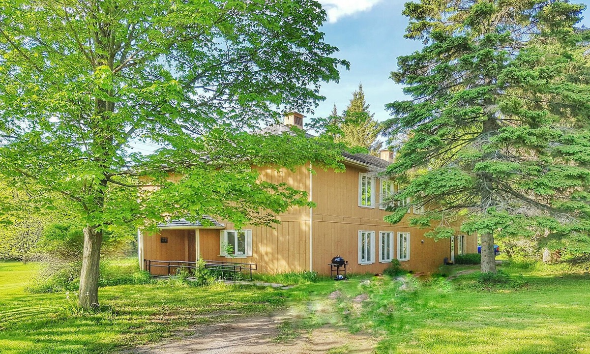 Waupoos Hostel | Backcountry Hostel - Private Cottage stays
