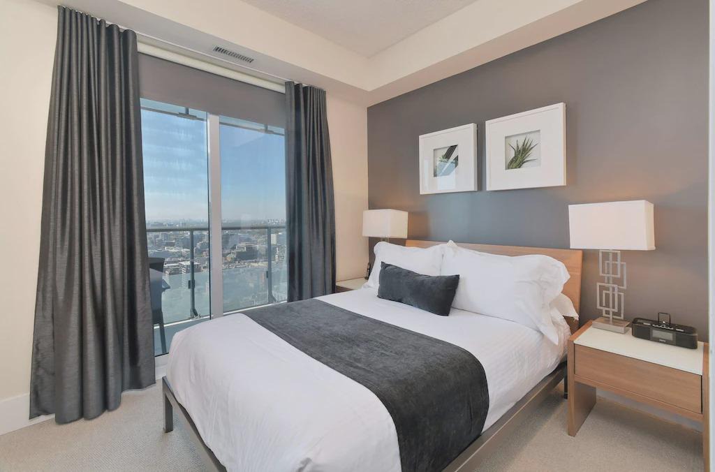 Toronto Entertainment District Apartment | Backpacker College at Toronto