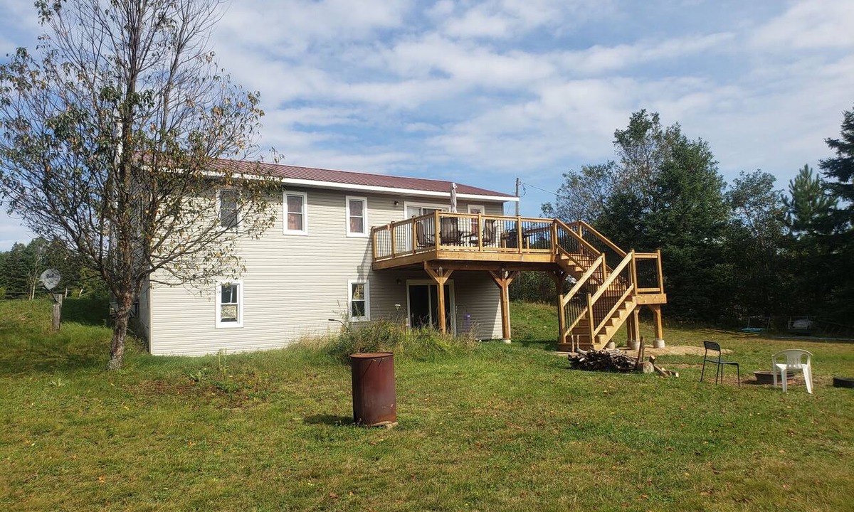 Hastings Highlands House | Bancroft inn-39 minutes to algonquin east gate