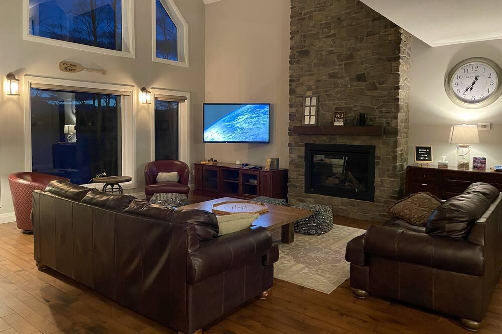 Greater Madawaska Cottage | Barrett Chute Cottage and Ski Chalet - 5 mins from Calabogie Peaks
