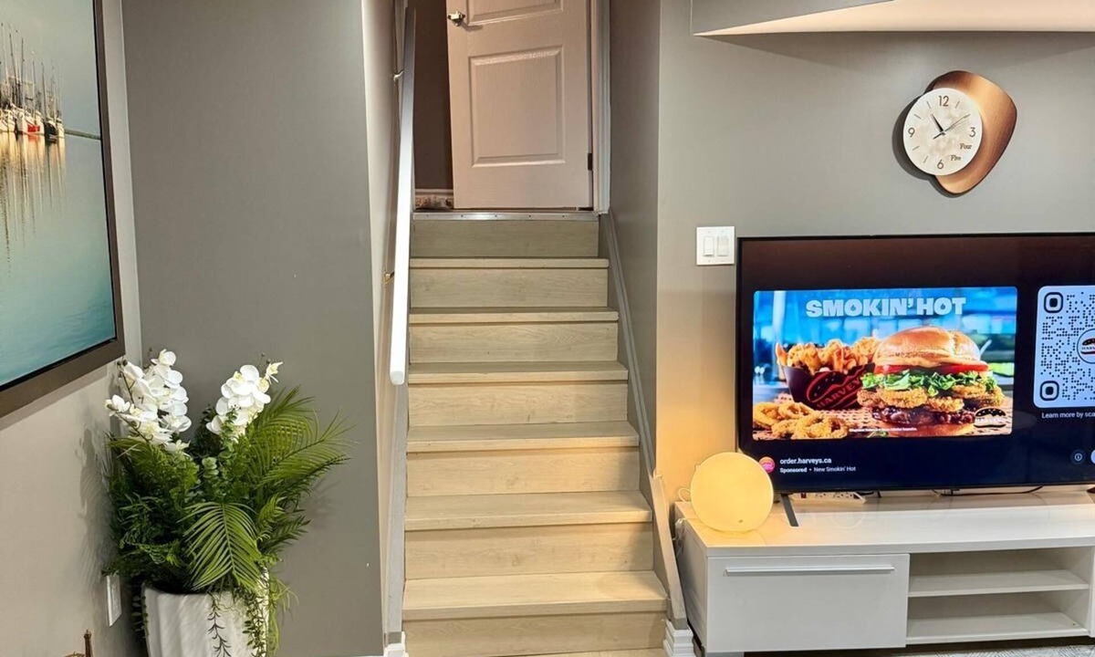 Brantford House | Basement Apartment-Separate Entrance