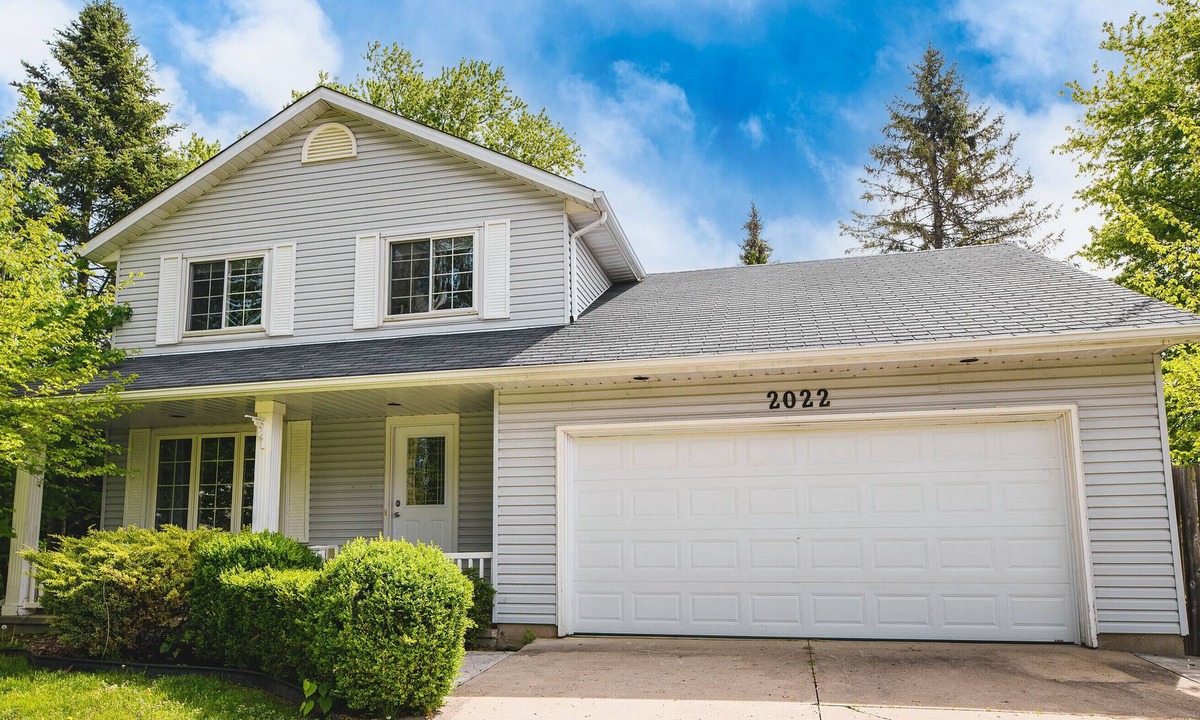 Sarnia House | Bay Breeze Cottage - Steps from Lake Huron