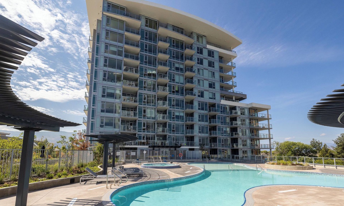 South Pandosy Apartment | Beach Lakeside 2BR, Pool & Hot Tub
