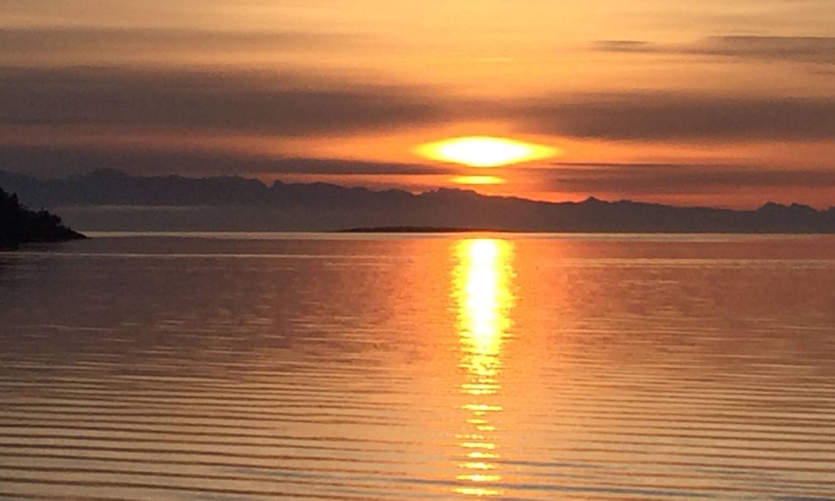 Departure Bay House | Beachfront - 2 Bedrooms, Kids and Pets welcome.