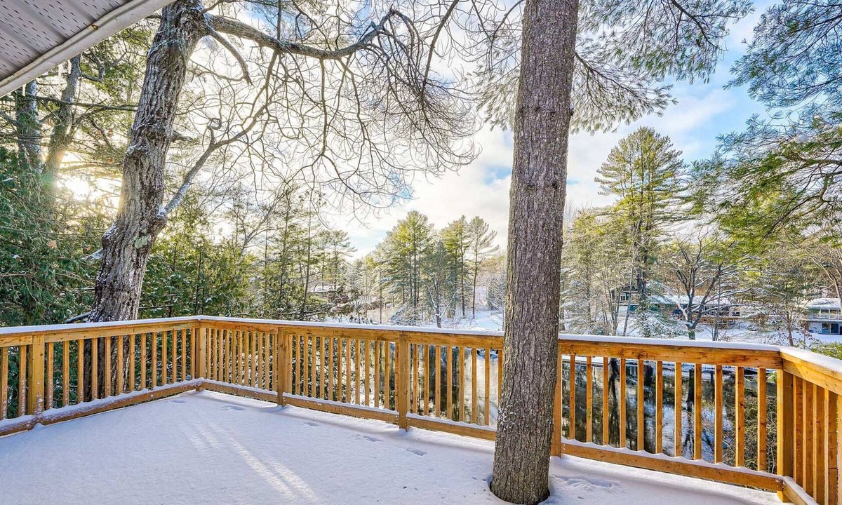 Washago House | Beautiful 3 BR Waterfront Home and 3 BR Mobile Home Sitting On Rock