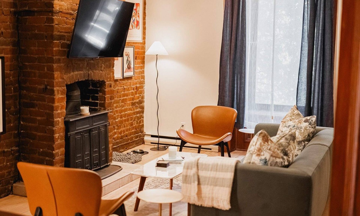 Shaughnessy Village Apartment | Beautiful Artistic 3BR Apt in Golden Square Mile