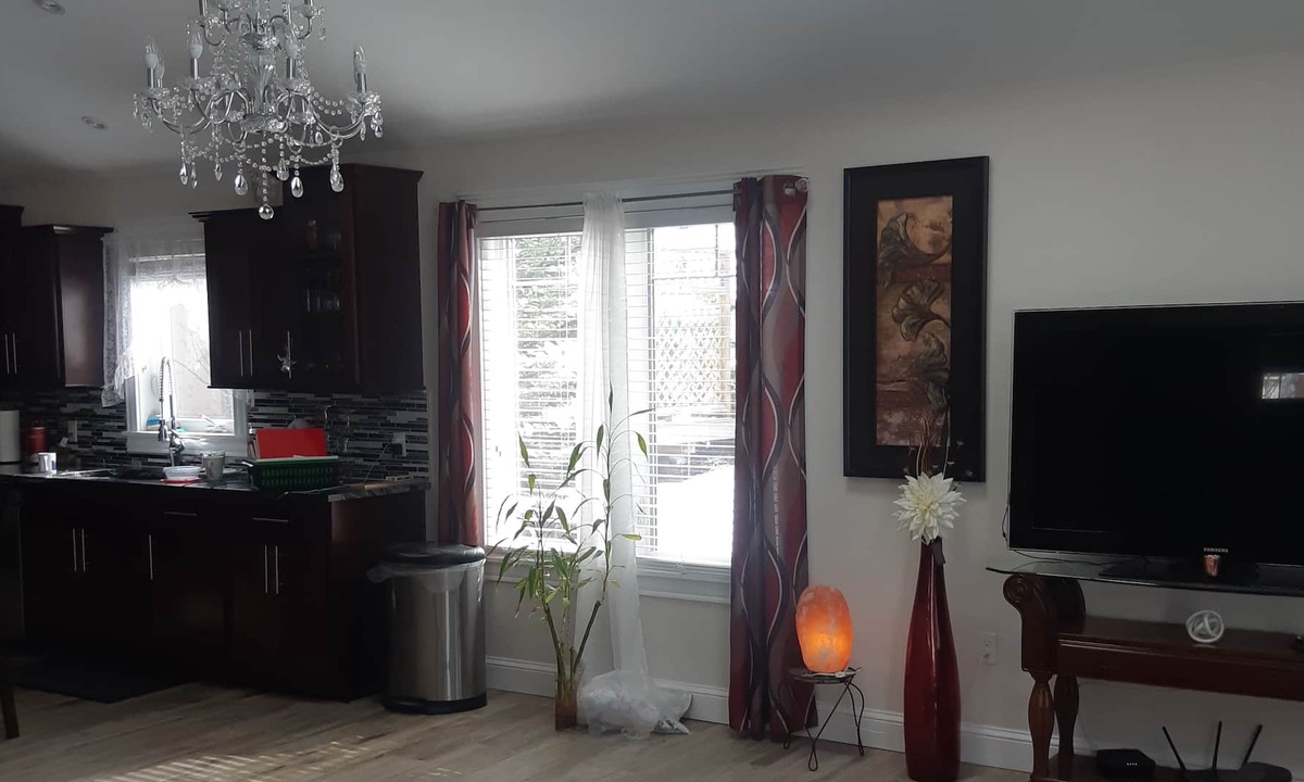 Timberlea House | Beautiful Beautiful Home Just Outside Side City ~ 2 Min to Brunello Golf Course