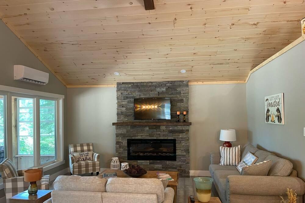 Leslie-Clapham-et-Huddersfield Ski Chalet | Beautiful brand new Cottage for rent in Otter Lake, QC, on beautiful Clarke Lake