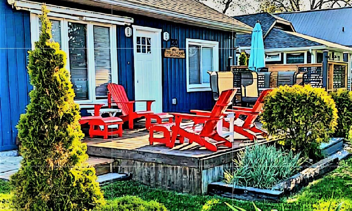 Colchester Cottage | Beautiful, clean 3 bedroom 4 min walk to the beach, splashpad & playground.