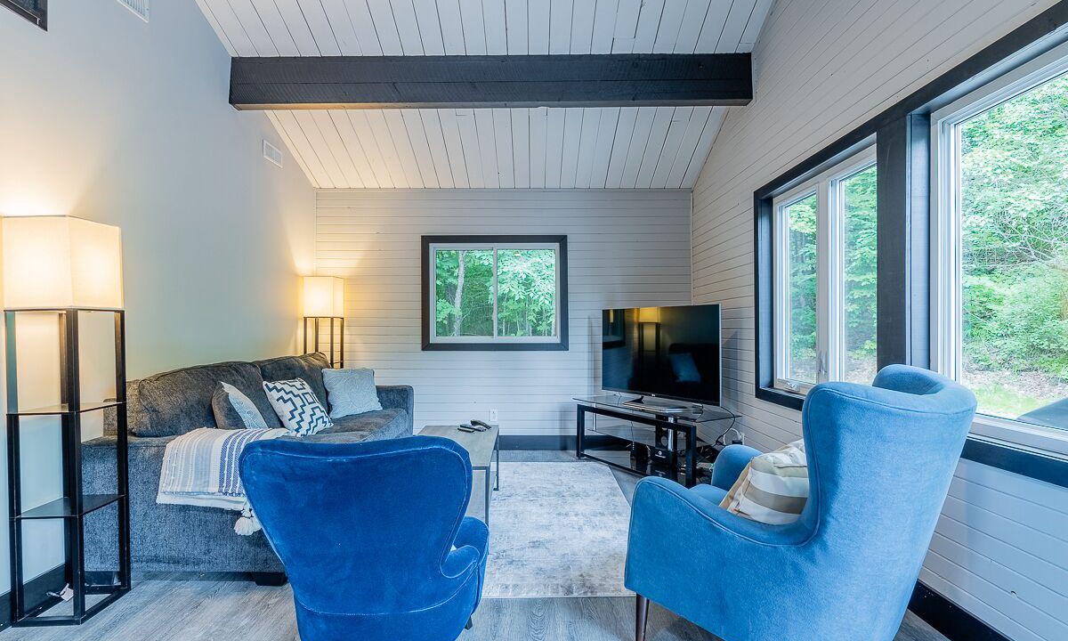 North Kawartha Cottage | Beautiful Cottage near Chandos Beach with Hot Tub