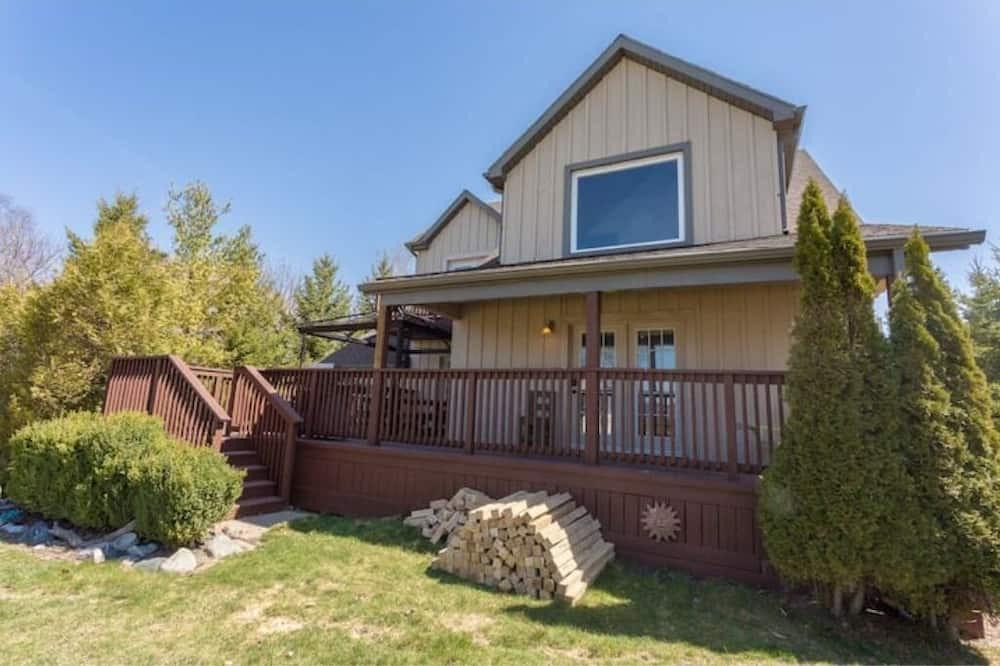 Dashwood Cottage | Beautiful Cottage w/Hot Tub by Grand Bend