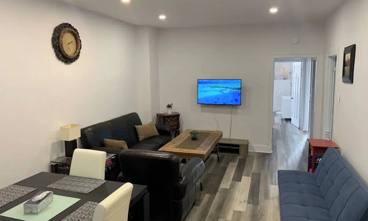 Cote-Des-Neiges—Notre-Dame-De-Grace Apartment | Beautiful Entire apartment with 2 bedrooms/2 balconies with parking