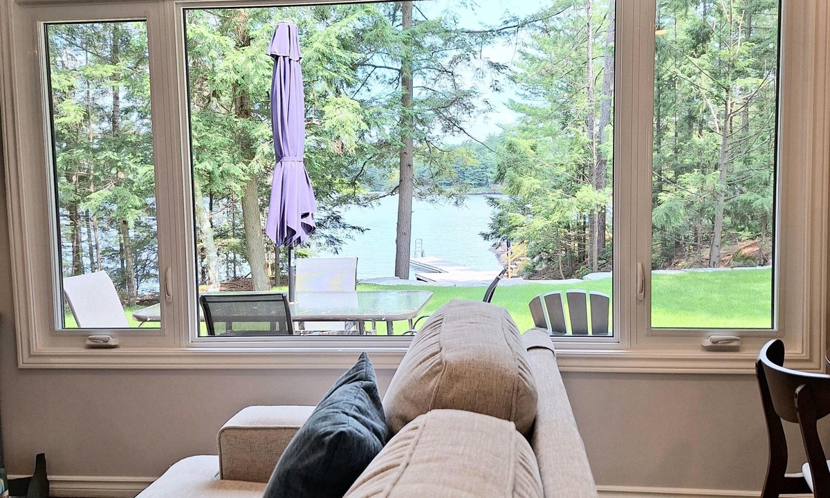 Sebright Cottage | Beautiful lakefront cottage retreat