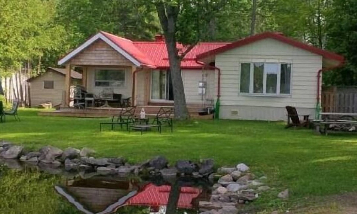 Selwyn Cottage | Beautiful Newly Renovated Quaint Lakefront Cottage on Chemong Lake - Selwyn