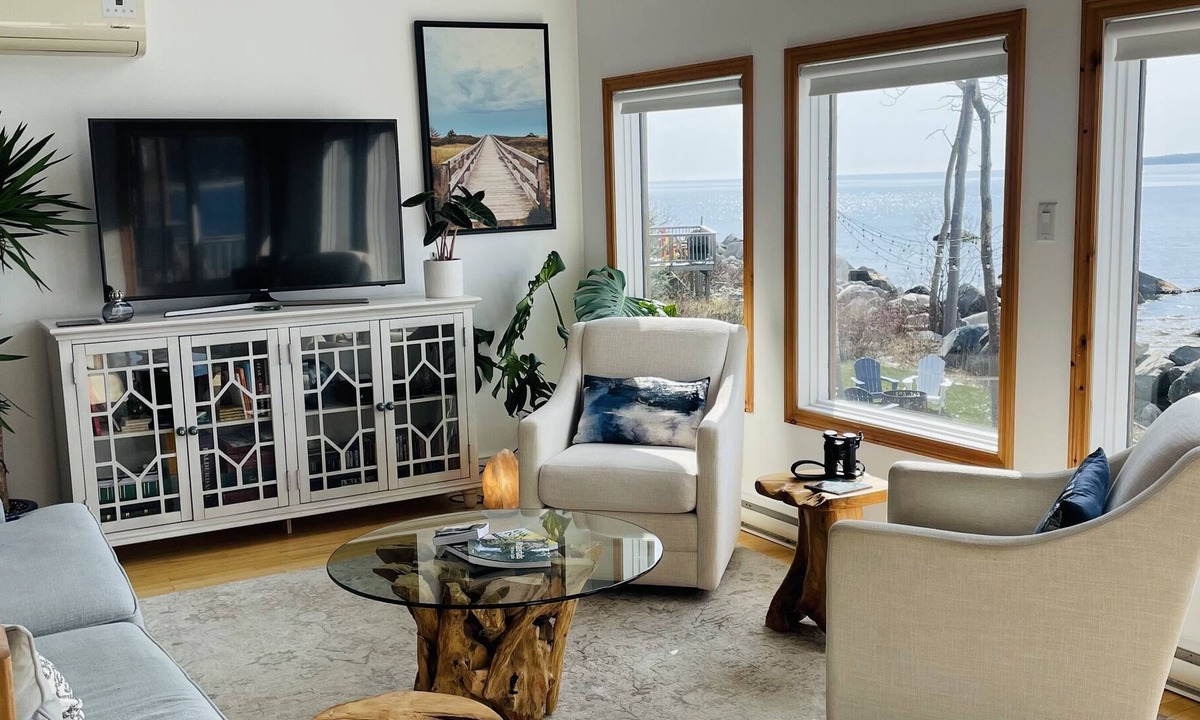Summerville Centre House | Beautiful Oceanfront home steps to Summerville beach