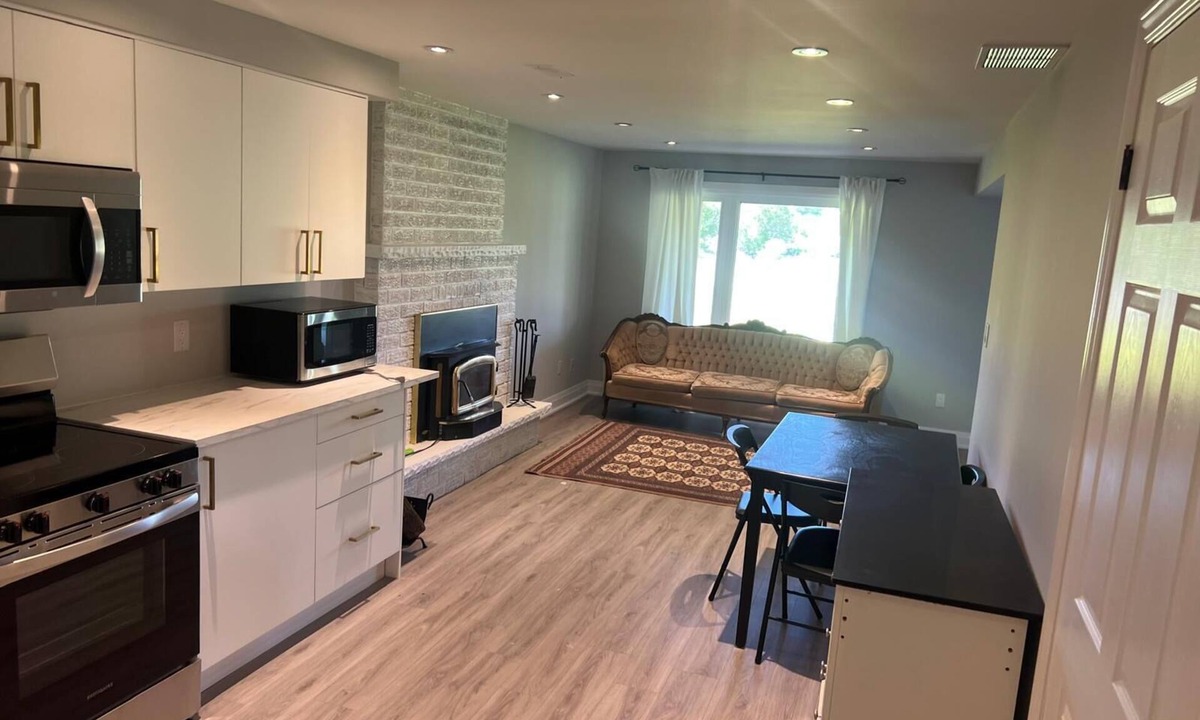 King Apartment | Beautiful Two-bedroom apartment: Minutes from Go Train to Toronto