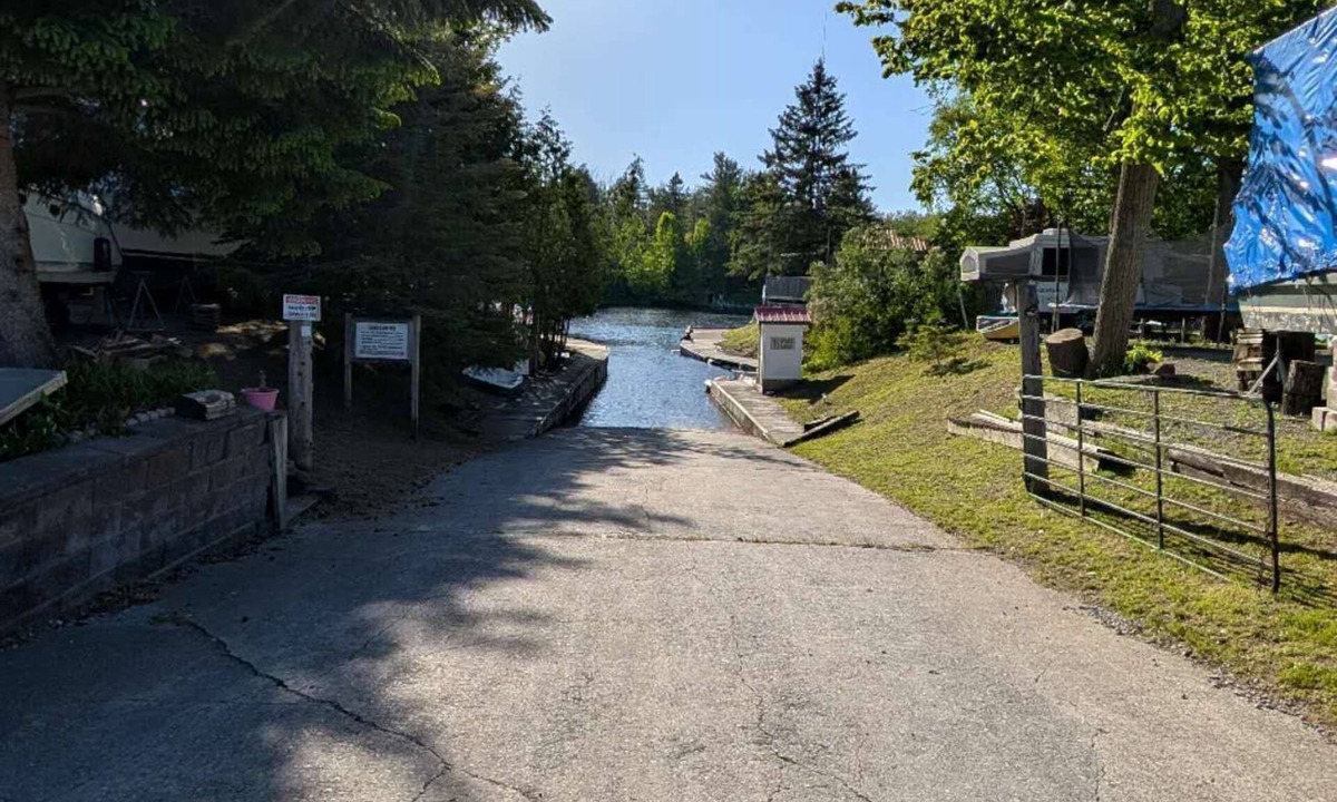 Kirkfield Cottage | Beautiful view by the lake