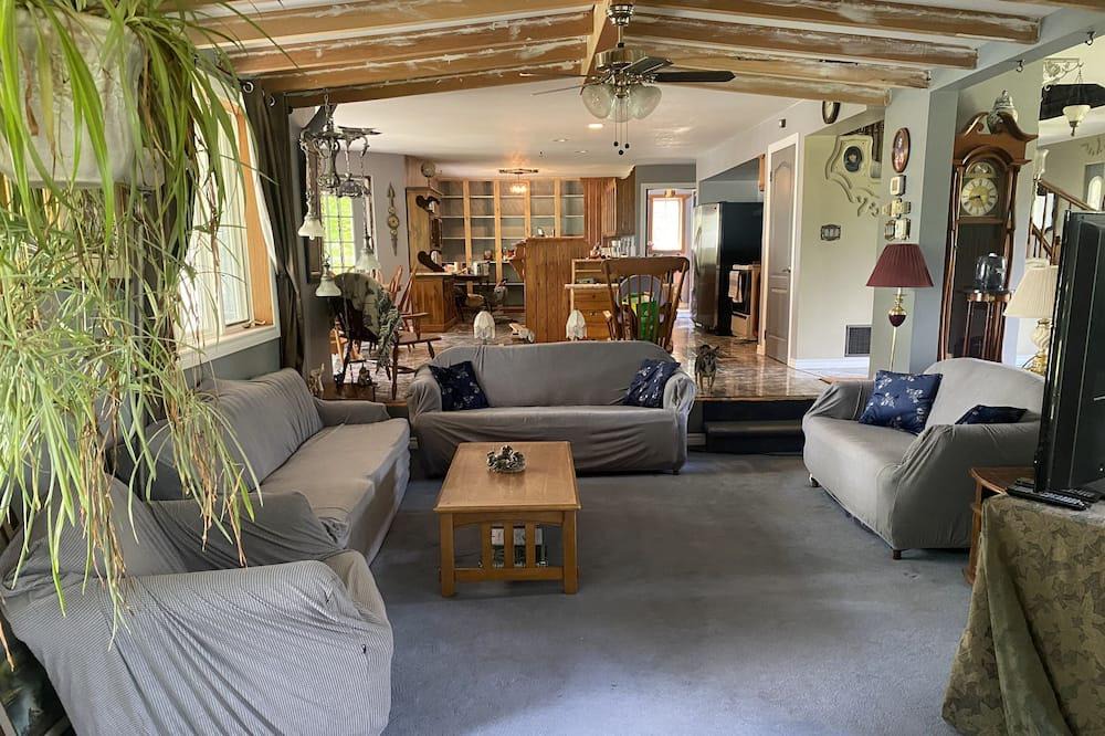 Frontenac House | Beautiful waterfront home