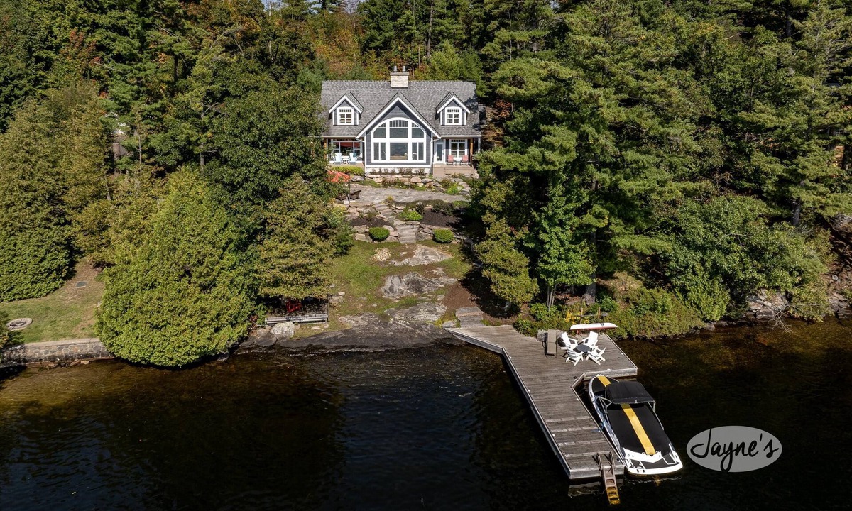 Gravenhurst Cottage | Beautiful Waterfront Retreat on Muskoka Bay! AC! Muskoka Room! SW!