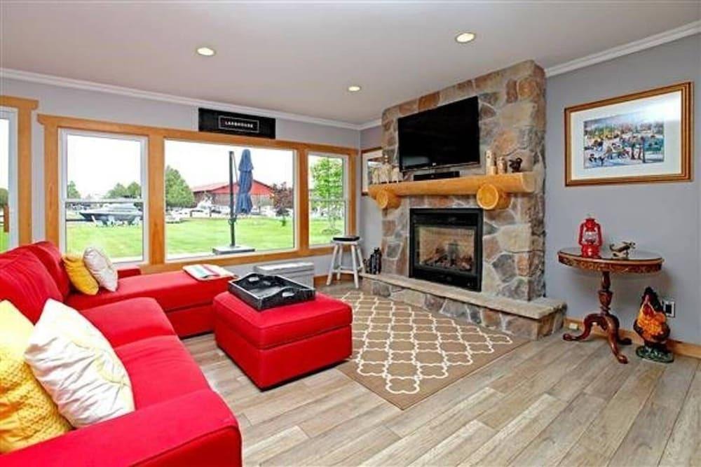 Ramara Cottage | Beautiful Waterfront Cottage - Boater's Paradise