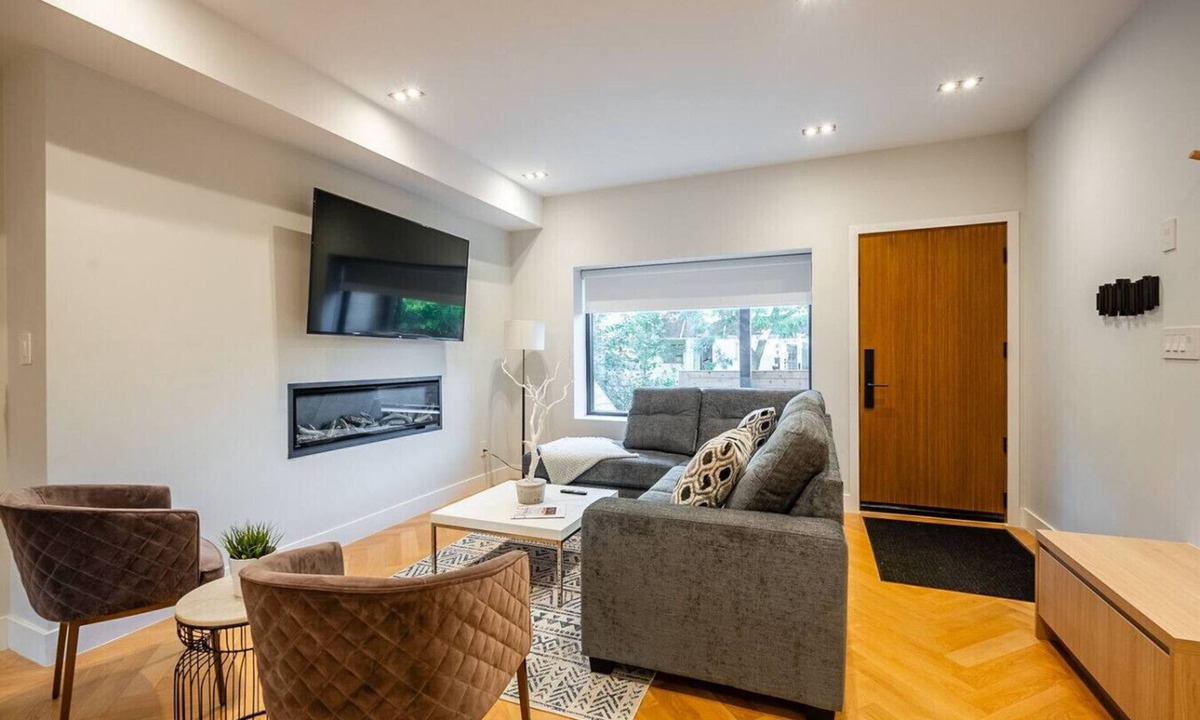 Leslieville House | Beautifully Designed 4BR House - Sleeps 8!