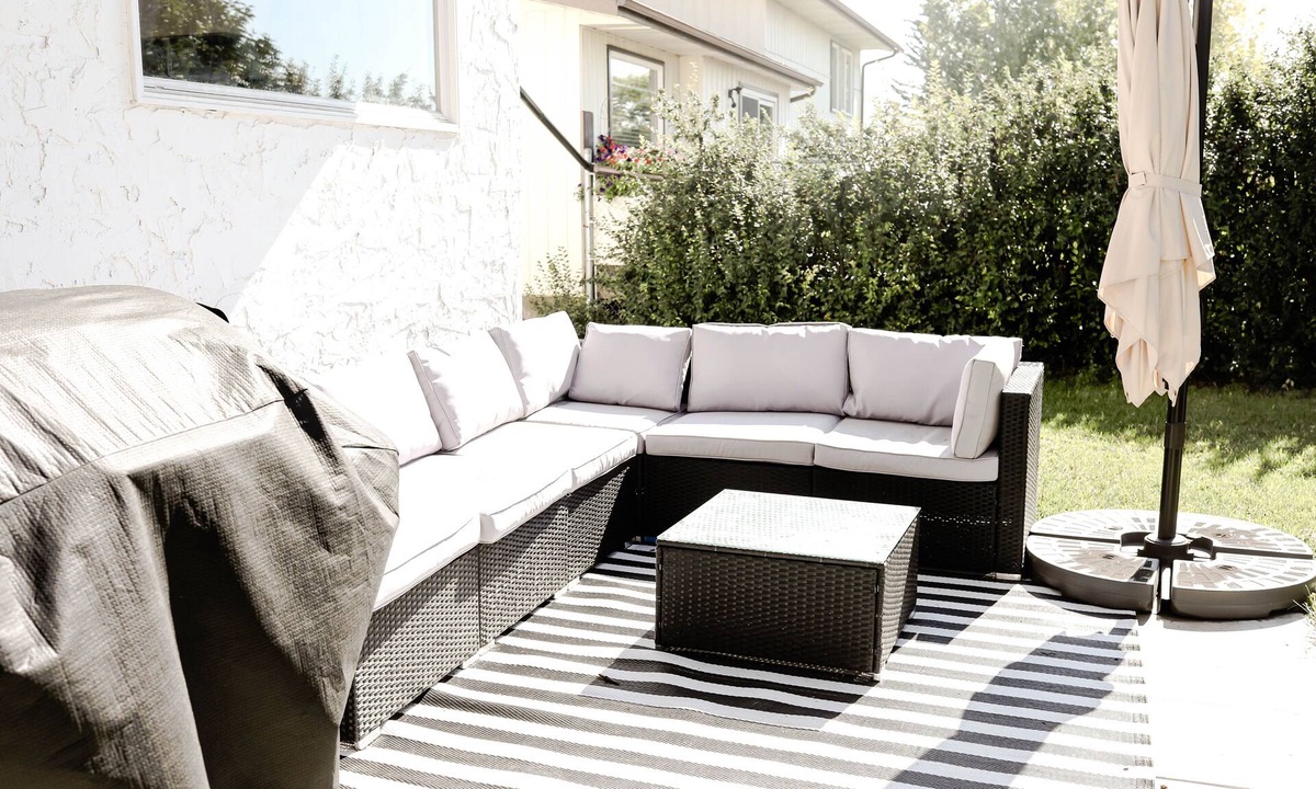 Southwest Calgary House | Beautifully Renovated Home | Full Yard, A/C, Sleeps 8, BBQ