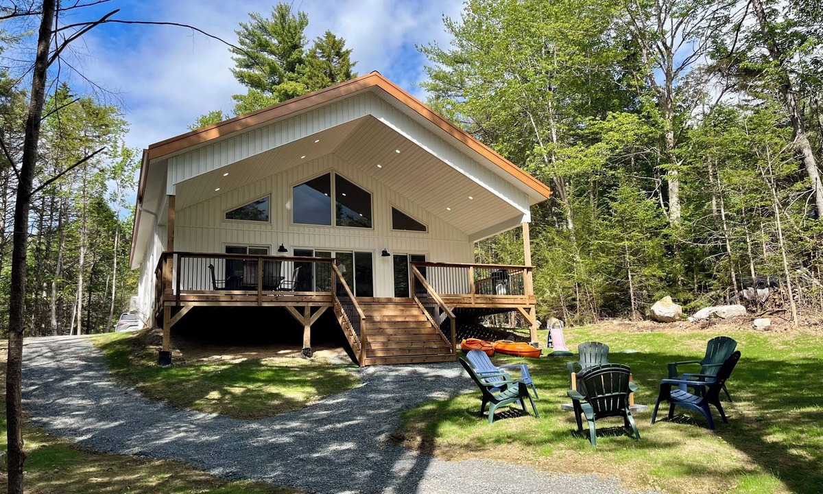 LaBelle Cottage | Beaverdam Lakeside Retreat - Pet & Family Friendly