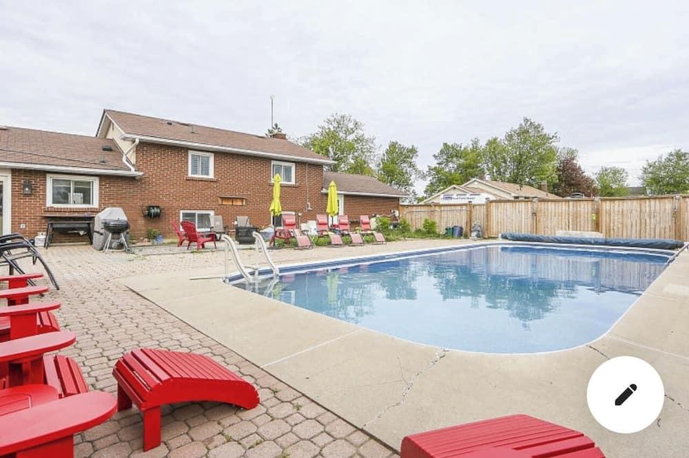Glen Williams Cottage | Belfountian ~Amazing 3BR ~ Swimming Pool ~ HotTub