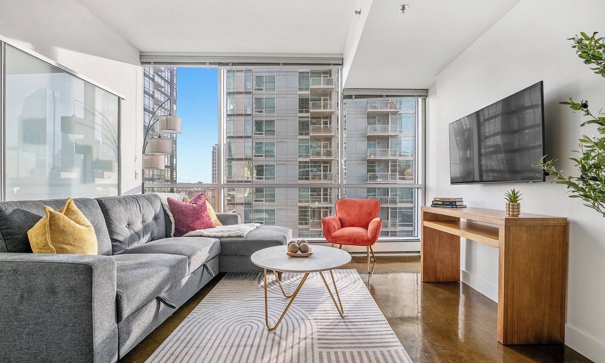 Beltline Apartment | Beltline Beauty 2BR w Parking , AC, near Stampede