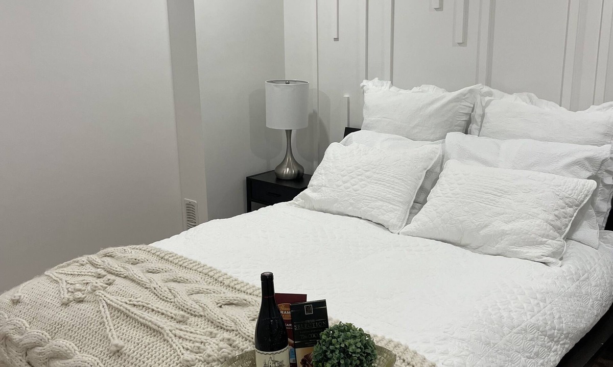 Newmarket Apartment | Best area, parks, Mall, Restaurants, and Heritage Newmarket Downtown
