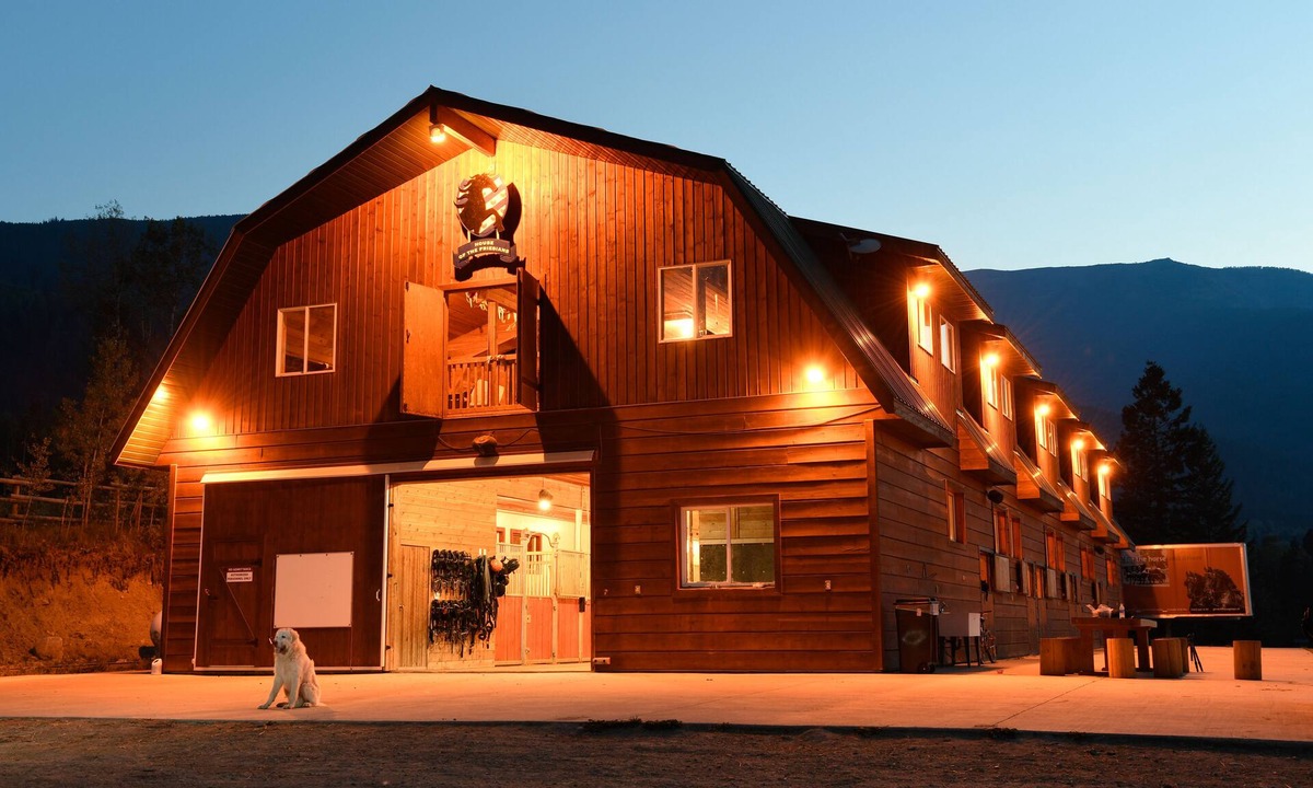Invermere House | Best Cozy Barn in the Canadian Rocky Mountains with private Hot Tub + bon fires