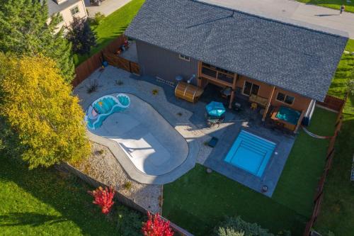 Revelstoke House | Big Bear Chalet and spa