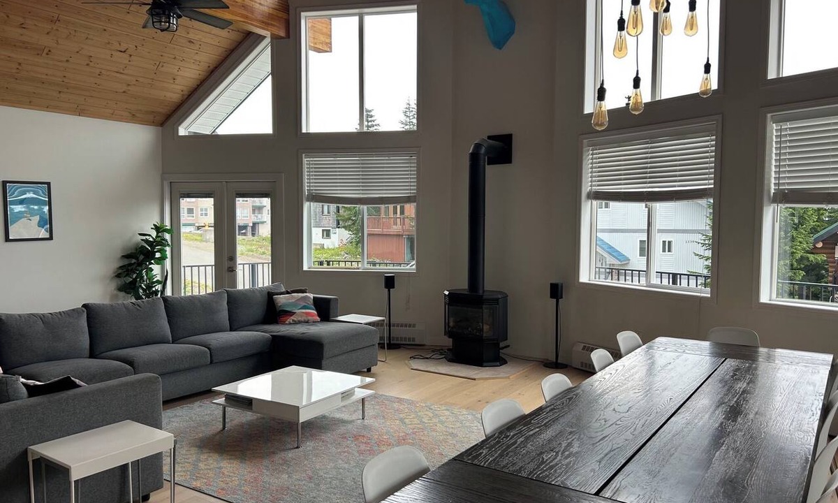 Courtenay Ski Chalet | Big Blue Chalet