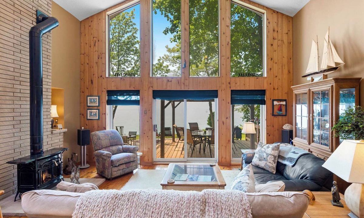 Central Huron Cottage | Birchcliff-Lakefront View, King bed, AC