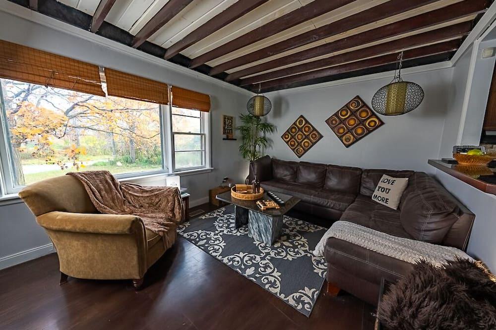 Hamilton Cottage | Bird-watching haven in Dundas Ontario