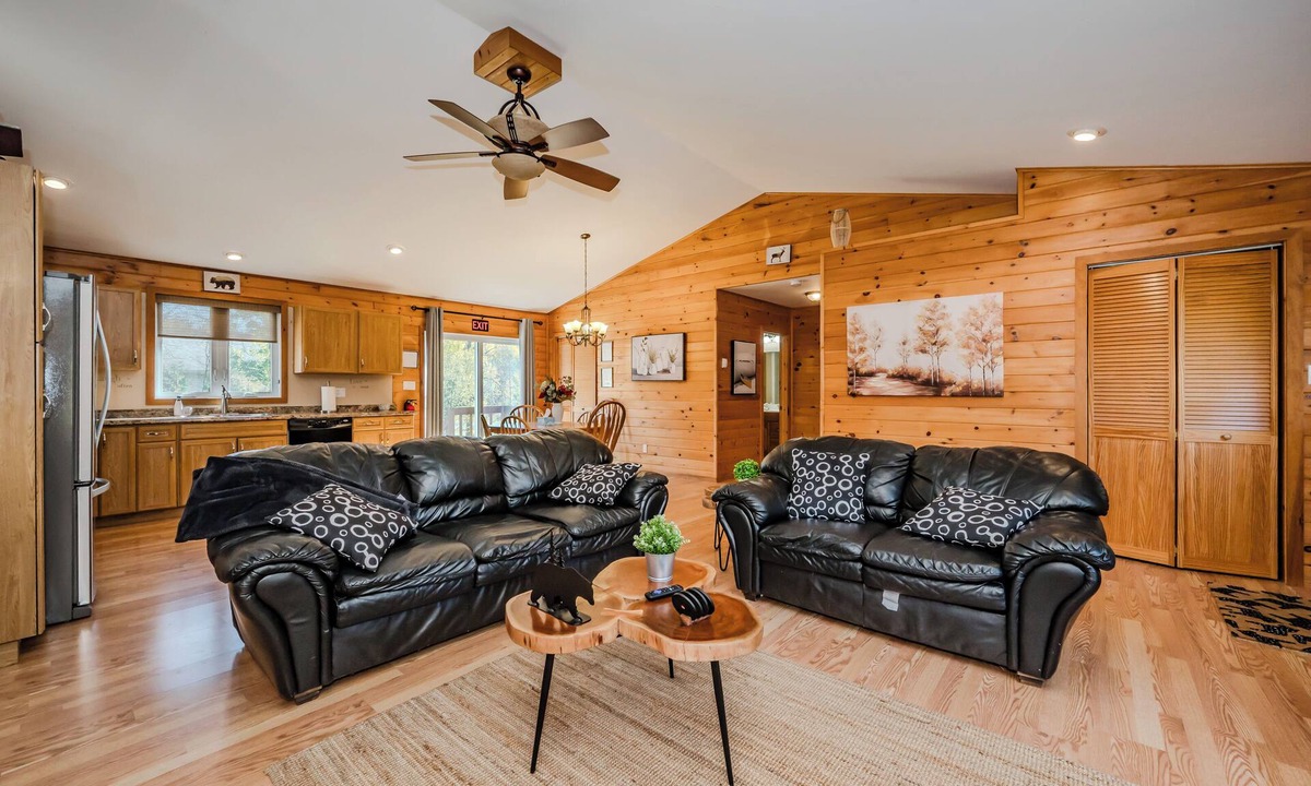 Miller Lake Cabin | Black Bear Cottage - Cozy 4-Season Cottage w/Hot Tub