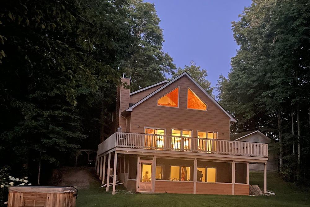 Tay Valley Cottage | Black Lake Cottage w/ Hot Tub and Sauna