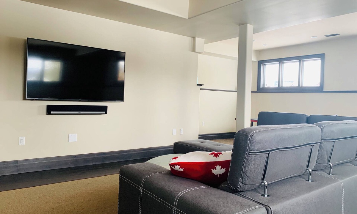 Glen Huron Ski Chalet | Blue Mountain Chalet w/Hot Tub 5 Min to Village & Skiing Near Georgian Bay