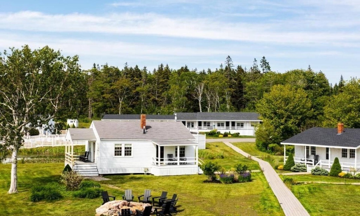 Ocean Point Hotel | Bluebird Ocean Point Inn | Glimpse Cottage | with Seasonal Outdoor Pool