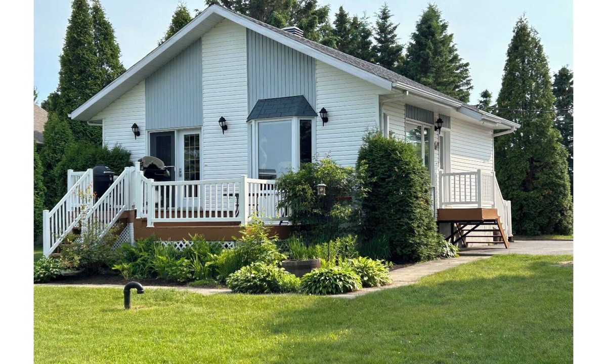 Alma House | Boudreault Bay Chalet