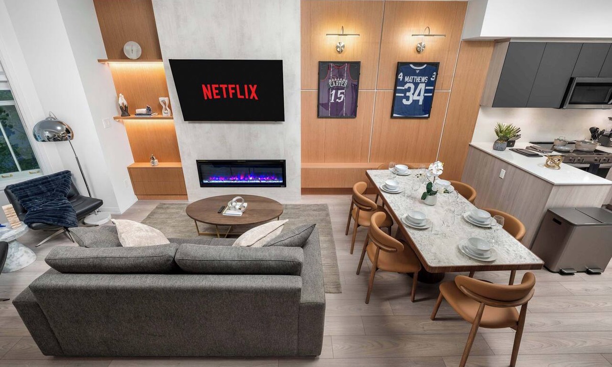Toronto Entertainment District Apartment | Boutique 3BR Townhouse Free Parking Sleeps 7