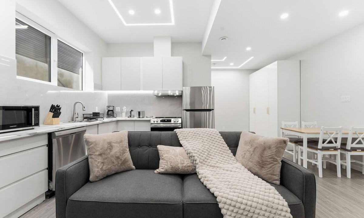 Champlain Park Bed & Breakfast | BRAND New Apartment 2 Bedroom, 3 Beds 1 Buss room