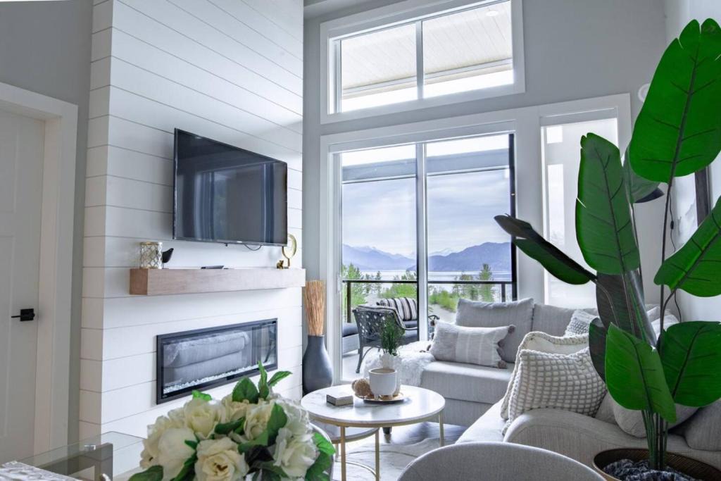 Harrison Hot Springs House | Brand New Penthouse with Lake and Mtn Views