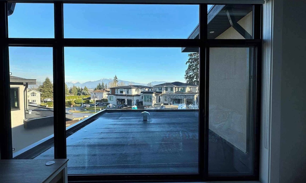 Guildford House | Brand New Stylishly Decorated Luxury Mansion with 7 Rooms in Fraser Heights