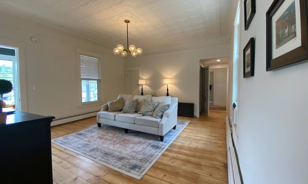 Alton House | Breezy Accommodations at Alton Bay. Walk to Town Beach and New Boat Ramp