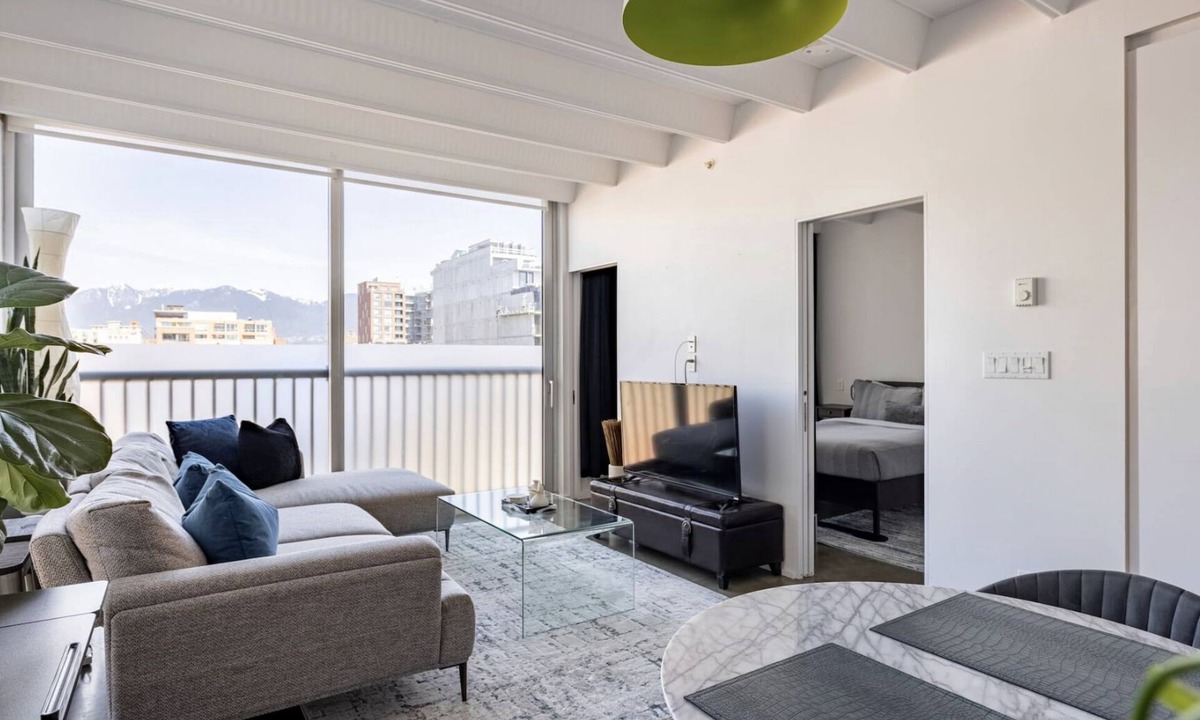 Chinatown Apartment | Bright 1BR, Rogers Arena, BC Place, Free Parking, Chinatown