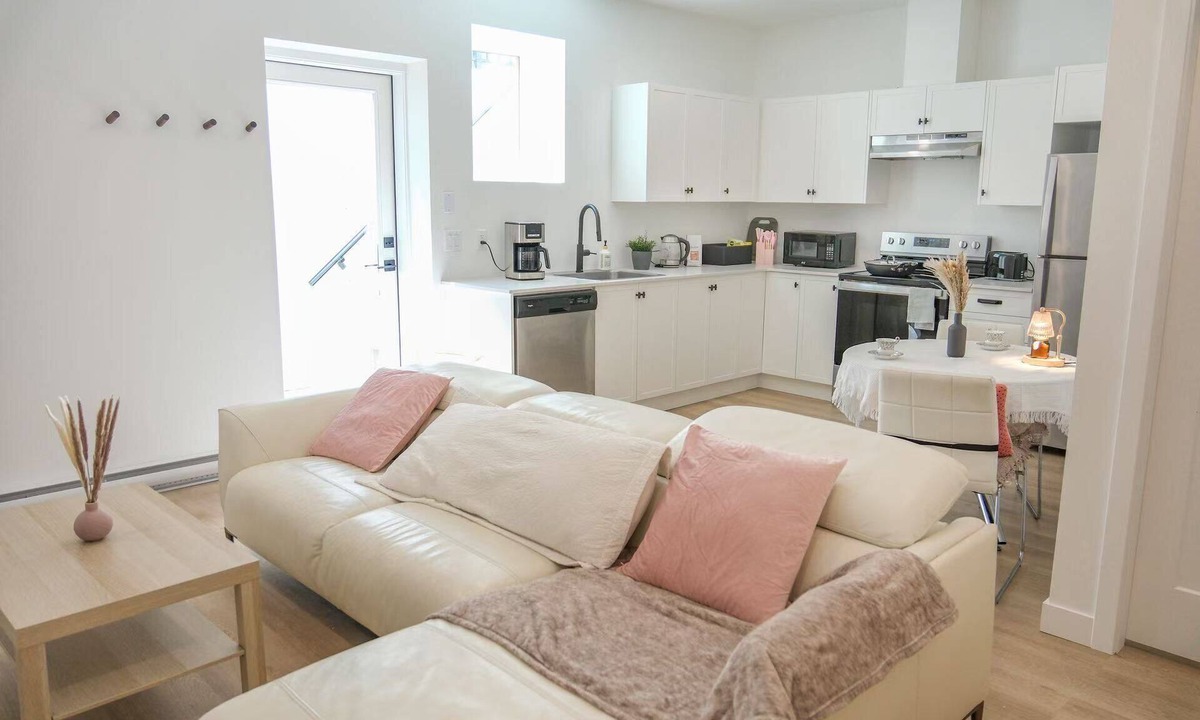 Willoughby House | bright 2-bedroom suite w/full kitchen&laundry